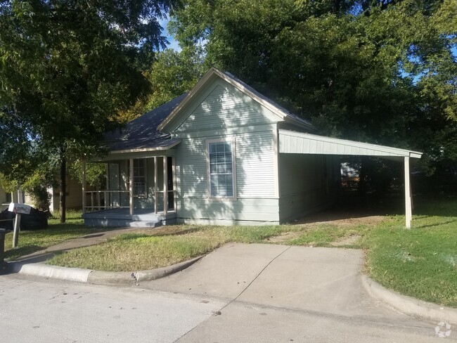 Building Photo - Single-Family Home Available!