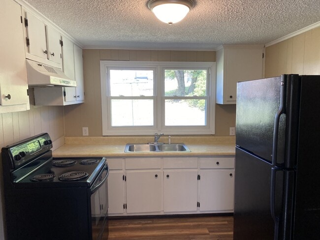 Photo - 1471 E State St