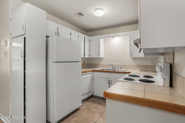 Photo - 115 Woodworth Ln