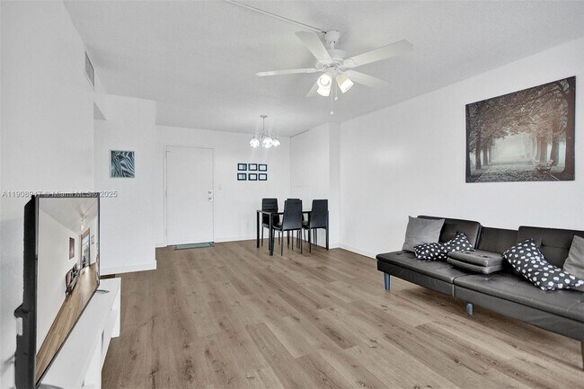 Photo - 200 172nd St Unidad 514