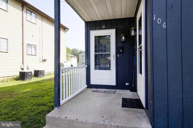 MAIN ENTRANCE - 106 Haines Ave