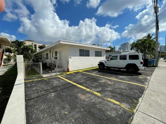 Building Photo - 527 SW 10th St Unit 4