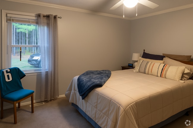 Building Photo - Cute home with great space