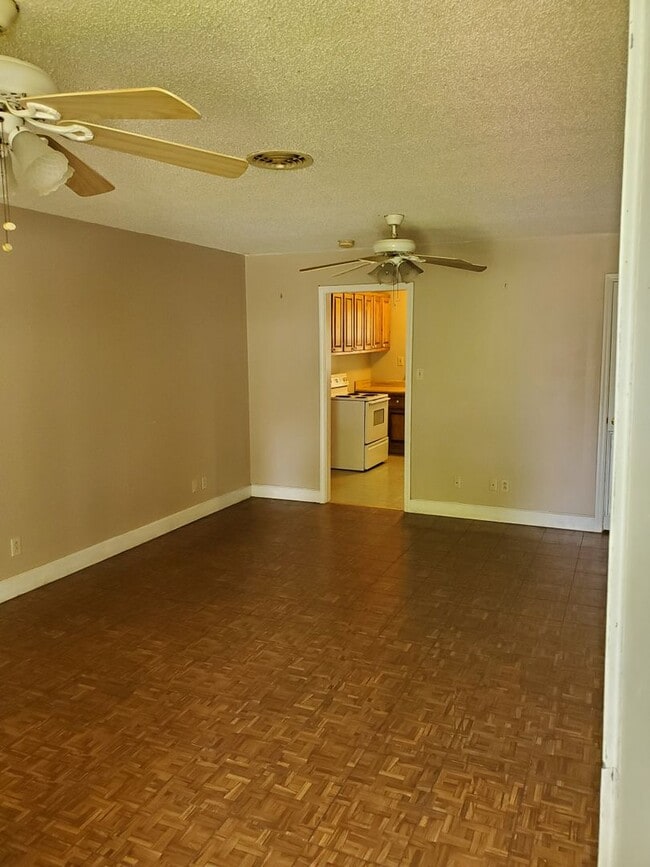 Building Photo - 204 E 4th St Unit 204