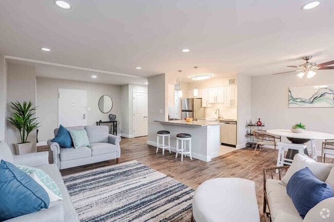 Building Photo - Carlyle Towers Rental