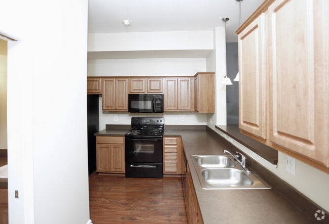 2BR, 1BA - 821 SF - Big Red Apartments