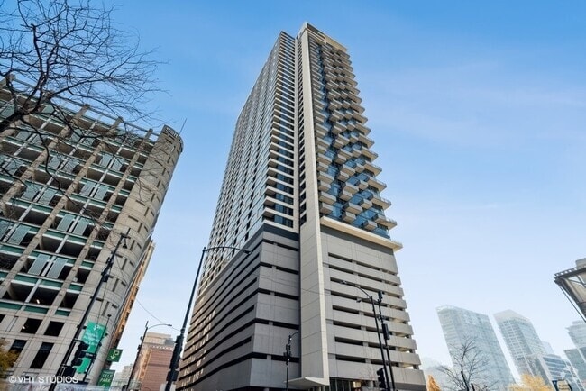 Building Photo - 235 W Van Buren St Unit 2213 Rental