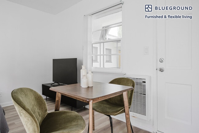 Photo - 944 Tiverton Ave Unidad FL1-ID1278