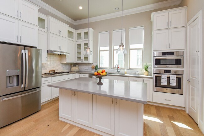 Photo - 1005 St Charles St
