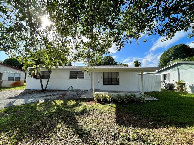 Building Photo - 2031 NW 30th Ave