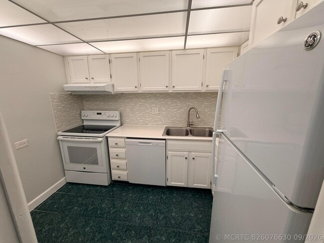 Building Photo - 3740 Inverrary Dr Unit 2Y