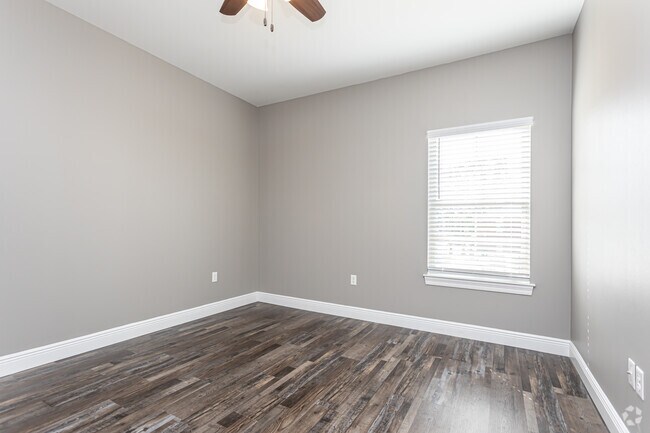 2BR, 2BA - 1,100SF