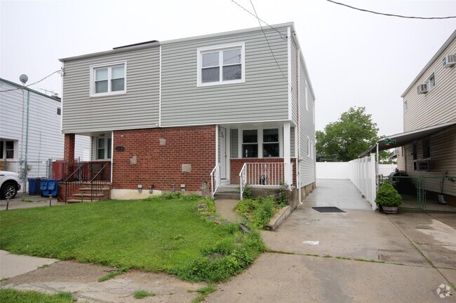 Building Photo - 64-32 136th St Rental