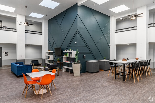 Reúnase con amigos en nuestro Clubhouse - Artists Village Apartments