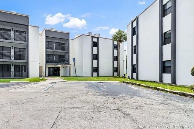 Building Photo - 4040 N Hills Dr Unit 31