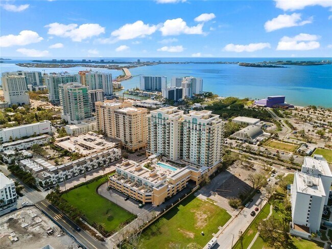 Building Photo - 800 N Tamiami Trl