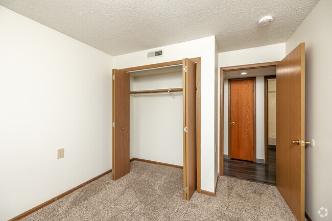 2BR, 1BA - 900 SF