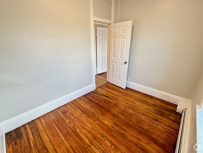 Building Photo - 11 Linden St Unit 2 Rental