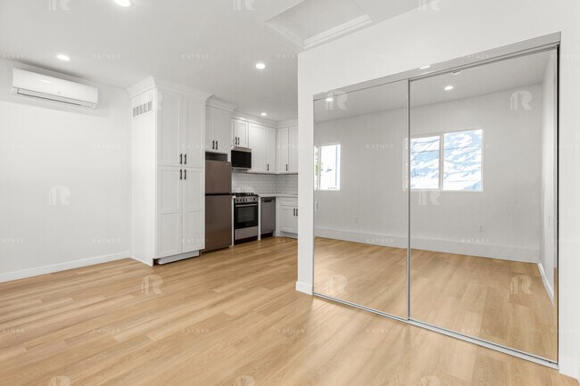1259-1261 Devon Ave Unit 12611/4