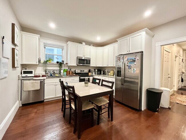 Building Photo - 724 Parker St Unit 3