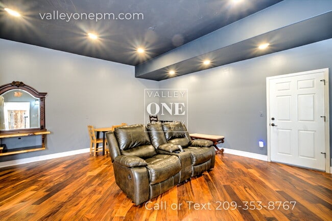 Photo - Luxury Private Furnished 2 Bed 2 Bath Suite With Private Courtyard - Utilities Included!