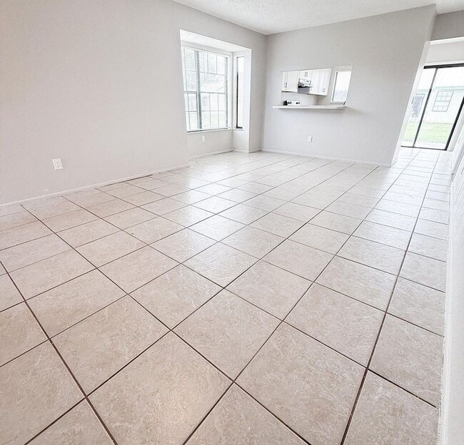 Photo - 525 SW Sara Blvd