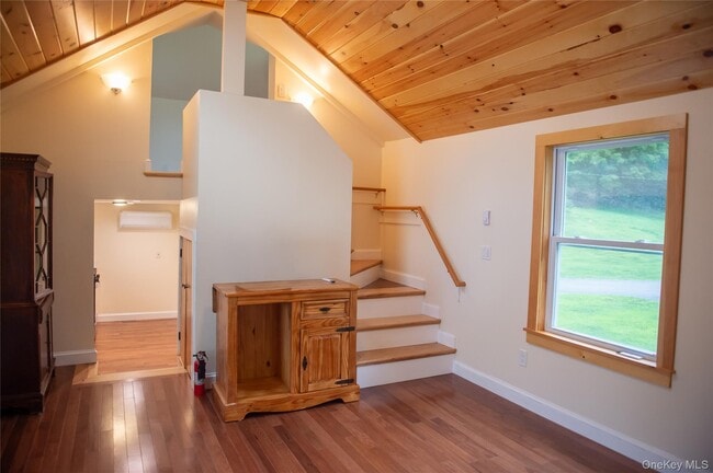 Photo - 449 N Quaker Ln