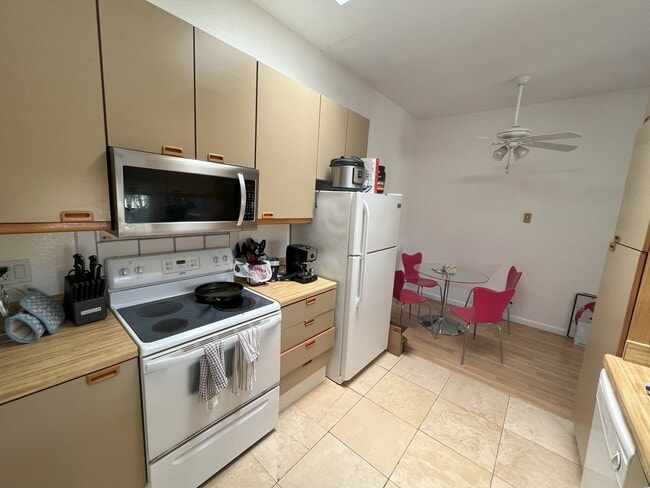 kitchen - 8310 Regents Rd Unit 3J