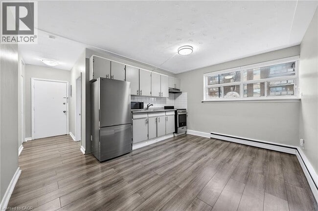 Photo - 237 Mohawk Rd E Unit 5