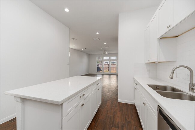 Photo - 7902 Parnell St