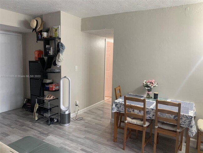 Photo - 17011 N Bay Rd Unidad 1019