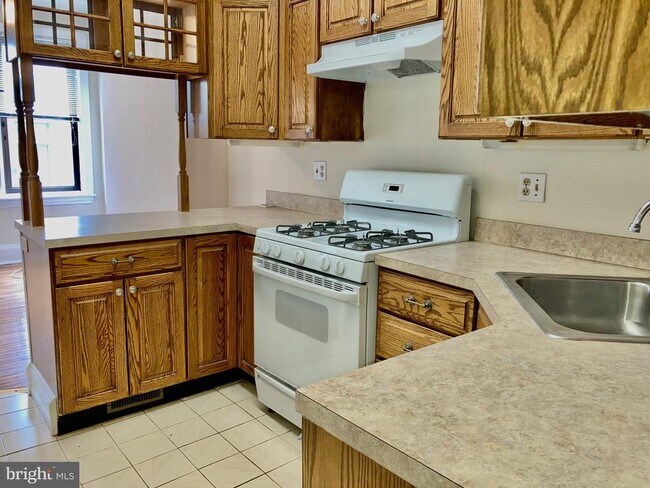 Building Photo - 330 S Hicks St Rental