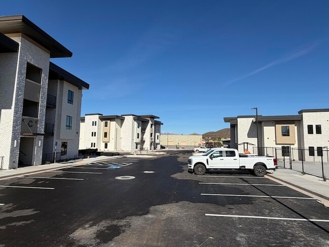 Photo - 983 W State St