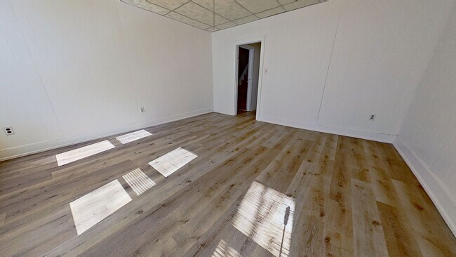 Photo - Spacious 3 Bedroom 2nd/3rd Floor Apartment in York City