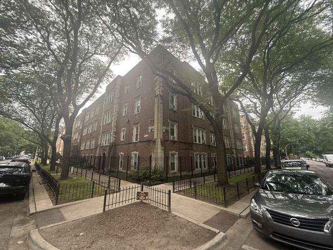 Building Photo - 7342 N Damen Ave Unit 2