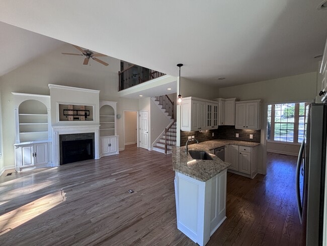 Photo - 105 Lake View Dr E
