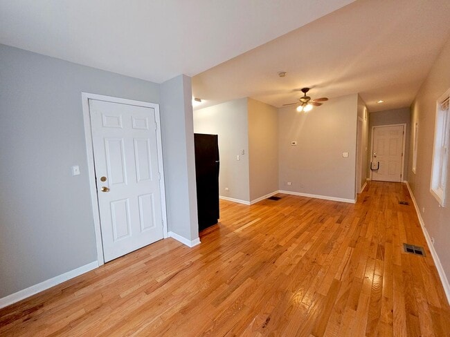 Photo - 2420 N Greenview Ave Unidad 1R