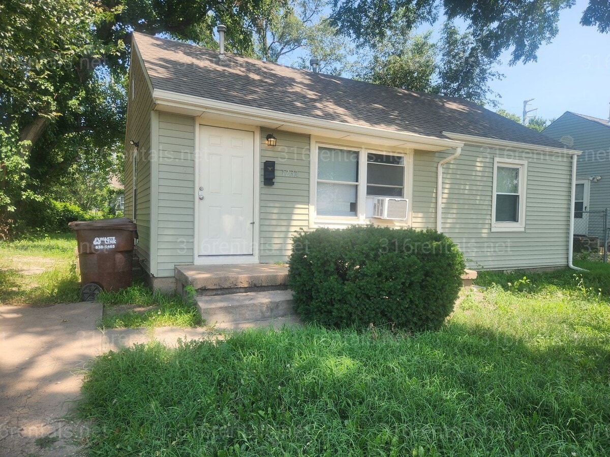 $949 - 2 bedroom / 1 bathroom - Single Family Home - $949 - 2 bedroom / 1 bathroom - Single Family Home