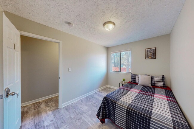 Building Photo - Ellenwood House with Dining area. Spacious...
