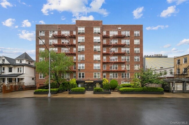 Building Photo - 720 E 31st St Unit 3G