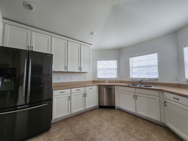 Photo - Gorgeous 4-Bedroom Lakefront!!