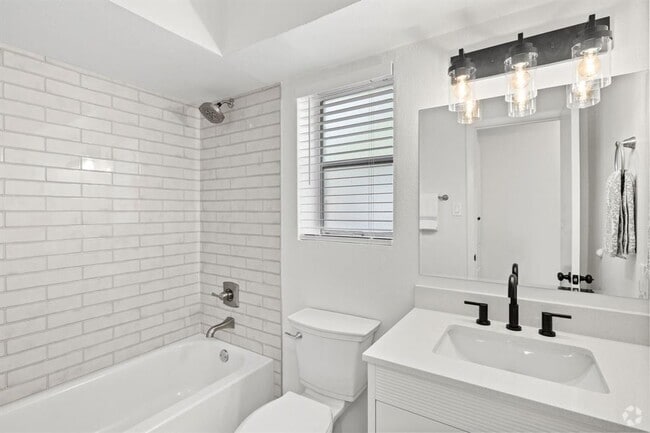 Building Photo - 806 E 13th St Unit 104 Rental