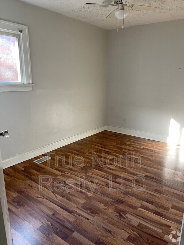 Building Photo - 1681 Oak St Rental