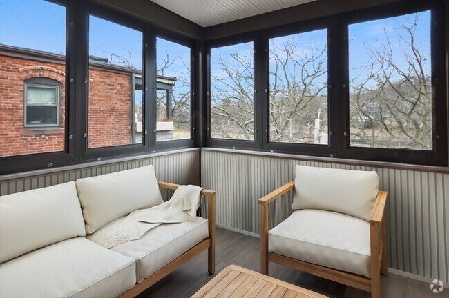 Building Photo - 1805 Beacon St Unit 2 Rental