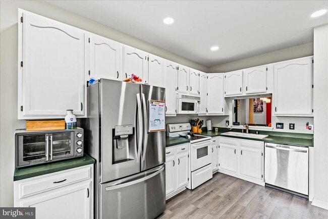 Photo - 506 Ben Neuis Pl