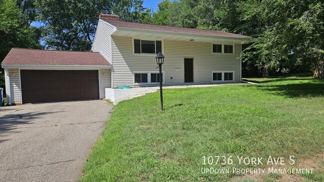 Photo - 10736 York Ave S House