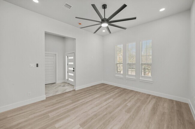 Building Photo - 2116 Everett St