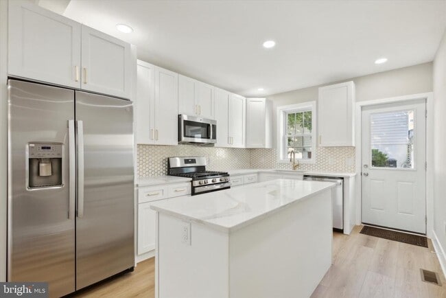 Building Photo - 247 E 6th Ave