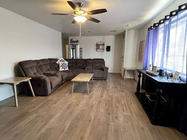 Photo - Furnished 3 BR Vacation Rental Includes utilities Near Target Center/Golf/Hwy 95
