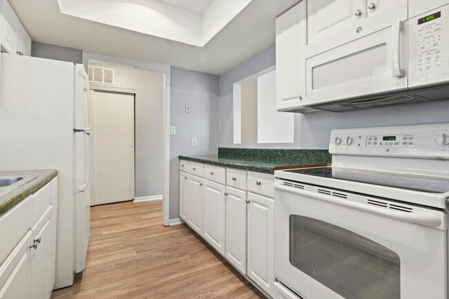 Photo - 6412 Spice Bush Crescent